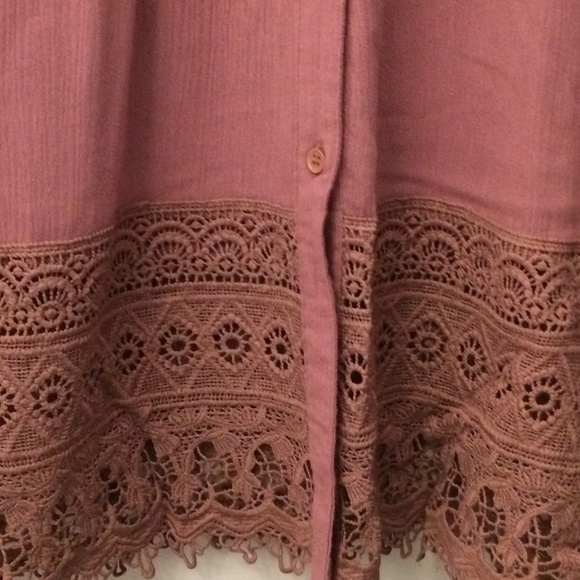 So pretty ladies shirt/blouse, size L with lace effect on wrist/bottom - Picture 2 of 8